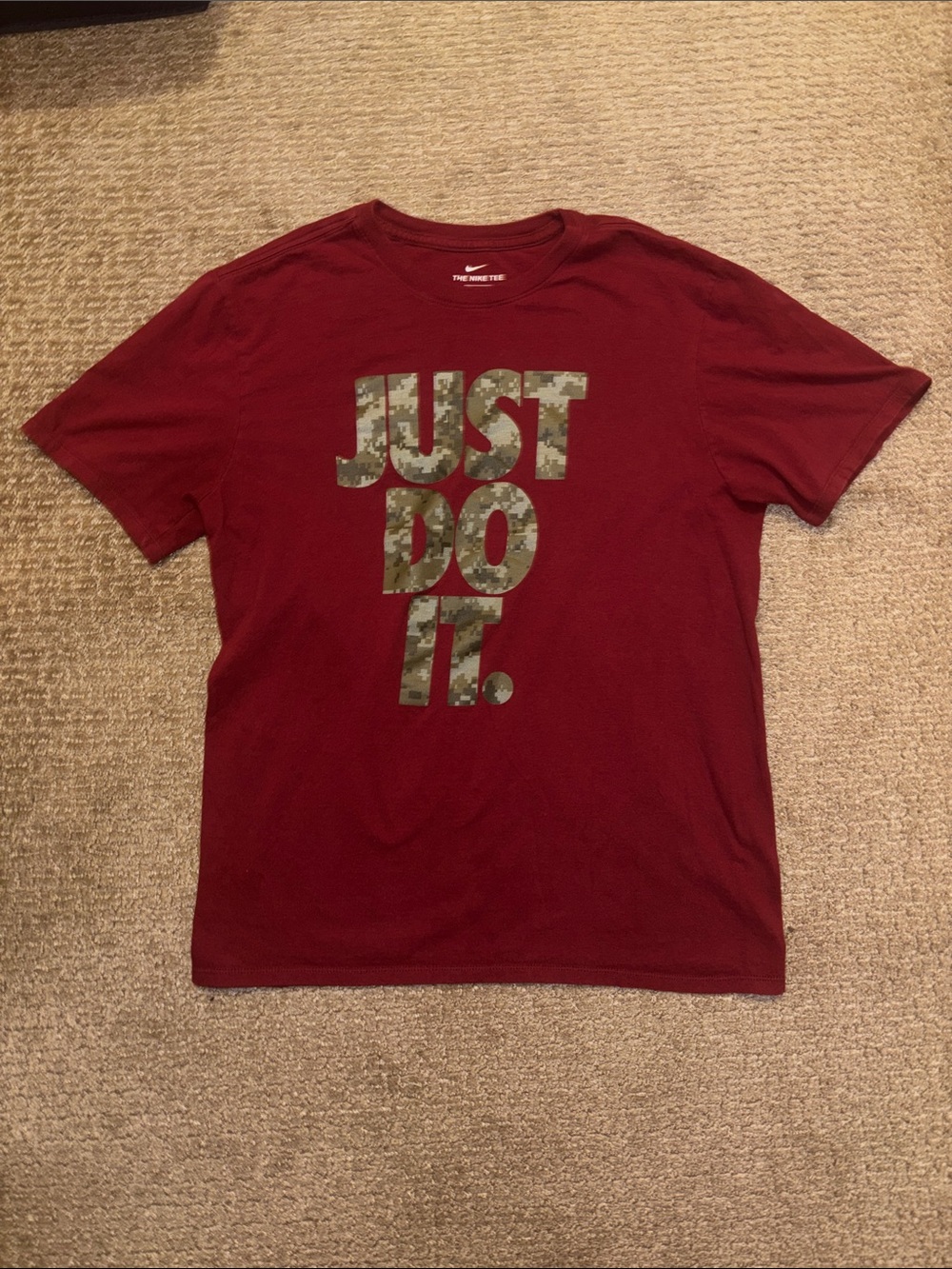 Nike Men’s Medium Red Just Do It Camo Graphic T-Shirt